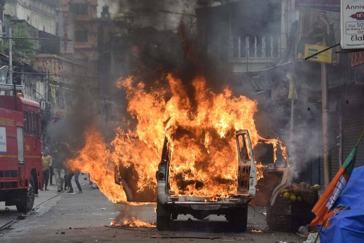 বড়বাজারে বিজেপির মিছিল আটকানোয় জ্বালিয়ে দেওয়া হল পুলিশের গাড়ি।