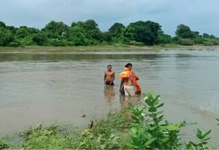 Bhavnagar: ભાવનગરમાં માતાની નજર સામે જ અઢી વર્ષનું બાળક નદીમાં તણાયું