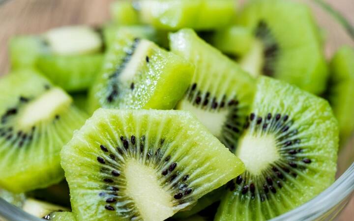 Kiwi Benefits : किवी हे असे फळ आहे की फार कमी लोक ते खातात. पण किवी खाल्ल्याने तुमचे आरोग्य चांगले राहते.