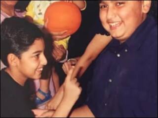 Celeb Throwback Photo: तस्वीर में गोलू- मोलू दिख रहा ये बच्चा है आज बॉलीवुड का बड़ा एक्टर, आप पहचान पाए क्या?