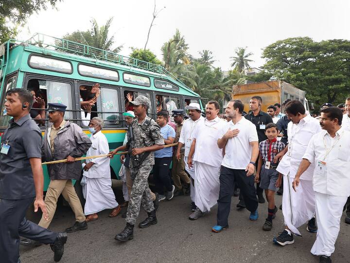 बारिश के दौरान राहुल गांधी सहित कांग्रेस के नेता बिना छतरी के सड़कों पर पदयात्रा कर रहे थे. फेसबुक पर एक पोस्ट में राहुल गांधी ने हिंदी की एक कविता की पंक्तियों का जिक्र करते हुए लिखा, ‘‘भले ही पैरों में छाले हैं, लेकिन हम देश जोड़ने निकले हैं, हम नहीं रुकने वाले हैं.’’