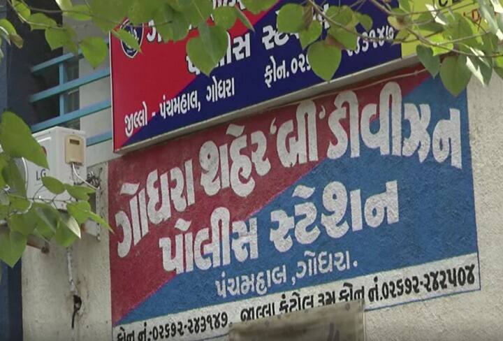 Panchmahal: Aam Aadmi Party officials caught gambling પંચમહાલઃ આમ આદમી પાર્ટીના હોદ્દેદાર જુગાર રમતા ઝડપાયા, 23 હજારની રોકડ કરી જપ્ત