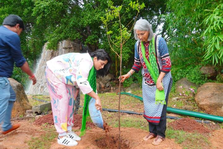 నటి ప్రగ్యా జైస్వాల్ విసిరిన గ్రీన్ ఇండియా ఛాలెంజ్ లో భాగంగా మొక్కలు నాటిన హీరోయిన్ రెజీనా కసాండ్ర .