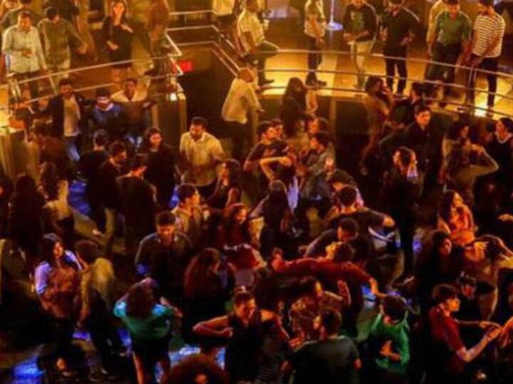 Punes youth as party filler in pub Party Filler Pune: पुण्यातील तरुणाईचा 'पार्टी फिलर'  म्हणून वापर; कमी किंमतीत देतात पबमध्ये एन्ट्री