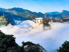 किसी अजूबे से कम नहीं है जम्मू कश्मीर में चिनाब नदी का पुल, तस्वीरों में नीचे बादल और ऊपर पुल देखकर हो जाएंगे रोमांचित