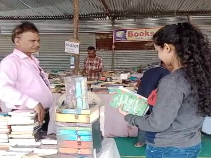 Book Fair: इंदौर में अनूठे पुस्तक मेले की चर्चा जोरों पर है. हर तरह की किताबें मेले में आपको 150 रुपये किलो की दर से मिल जाएंगी. 28 अगस्त से शुरू हुए पुस्तक मेले का समापन 20 सितंबर को होगा.