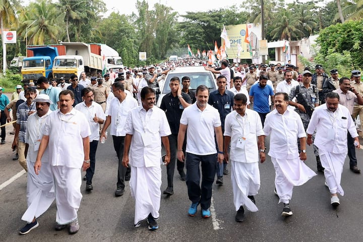 চলছে কংগ্রেসের ভারত জোড়ো যাত্রা। তামিলনাড়ু (Tamilnadu) থেকে কংগ্রেসের যে কর্মসূচি শুরু হয়েছিল তা এখন রয়েছে কেরলে (Kerala)। ১৩ সেপ্টেম্বর ৬ নম্বর দিনে পড়েছে কংগ্রেসের এই দীর্ঘ কর্মসূচি।