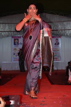 Akola News : अन् अकोला जिल्ह्यातील अकोटमध्ये किन्नरांनी केला 'रॅम्प वॉक', पाहा फोटो