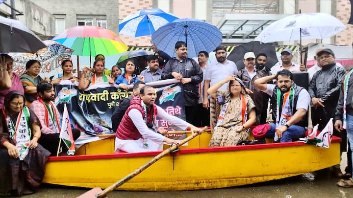 बोट दाखवेन तिथे बोट' खरीखुरी बोट आणत राष्ट्रवादीचं भाजपविरोधात अनोखं आंदोलन केलं