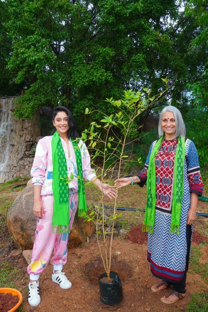 ఈ ఛాలెంజ్ లో భాగంగా రెజినా పారిజాత, వేప మొక్కలు నాటారు.