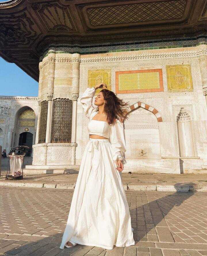 लूक पूर्ण करण्यासाठी, अभिनेत्रीने हलका मेकअप केला आहे आणि तिचे केस मोकळे सोडले आहेत.(फोटो सौजन्य : avneetkaur_13/इंस्टाग्राम)