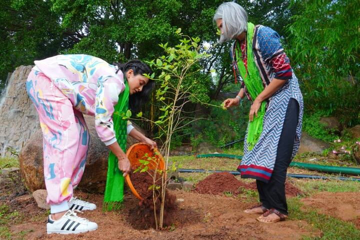 ఈ సందర్భంగా రెజినా తన సహ నటి నివేదా థామస్ కి గ్రీన్ ఇండియా ఛాలెంజ్ విసిరారు. సునీత శ్రీ సింహా, కాలభైరవకి ఛాలెంజ్ విసిరారు.