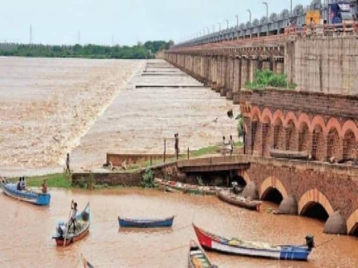 Rajahmundry heavy rains Godavari floods first warning at Dhavaleswaram project DNN Godavari Floods : ఎగువ నుంచి భారీ వరద, ధవళేశ్వరం వద్ద ఒకటో ప్రమాద హెచ్చరిక