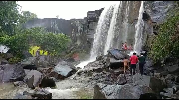 दरम्यान फेसाळत वाहणाऱ्या धबधब्याचे हे दृश्य डोळ्यांचे पारणे फेडनारे आहे.