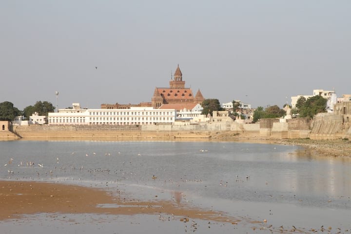 हमीरसर झील - ये एक मानव निर्मित झील है जो शहर के बीचोबीच बनाई गई थी. माना जाता है कि पुराने वक्त में राजाओं ने शहर की पानी की जरूरतों को पूरा करने के लिए इसका निर्माण कराया था. बाद में इस टूरिस्ट प्लेस के तौर पर तब्दील कर दिया गया था.
