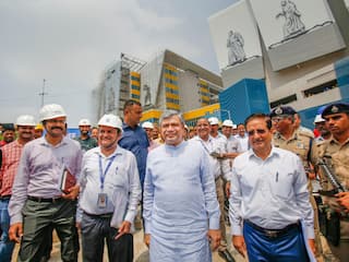 Gujarat News: अहमदाबाद और साबरमती रेलवे स्टेशन का होगा पुनर्विकास, यात्रियों को मिलेगी ये बेहतरीन सुविधा