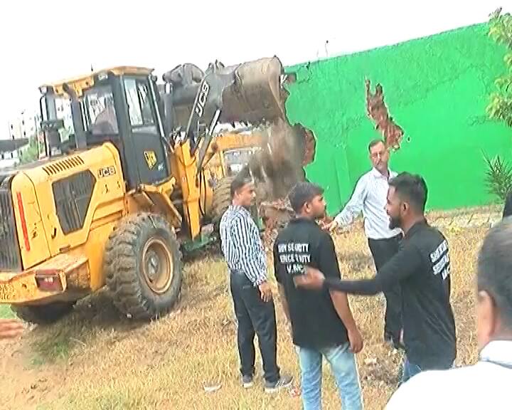 પોલીસ કાફલા સાથે વડોદરાના મેયર કેયુર રોકડિયા પણ સ્થળ પર હાજર રહ્યા હતા.