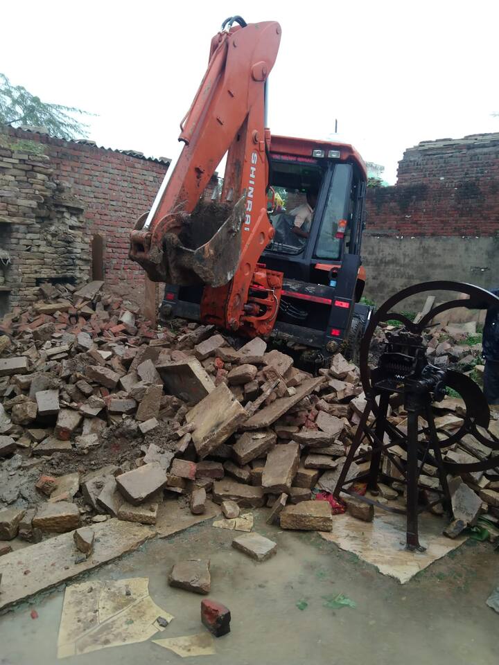 जिले के बानमौर थाना क्षेत्र के वार्ड क्रमांक 15 में निवासरत गिर्राज रजक निरंतर लड़कियों और महिलाओं से छेड़छाड़ और रेप की घटनाओं को अंजाम दे रहा था. बीती शाम घर के बाहर शौच के लिये गई 3 साल की मासूम के साथ झाड़ियों में रेप कर दिया.