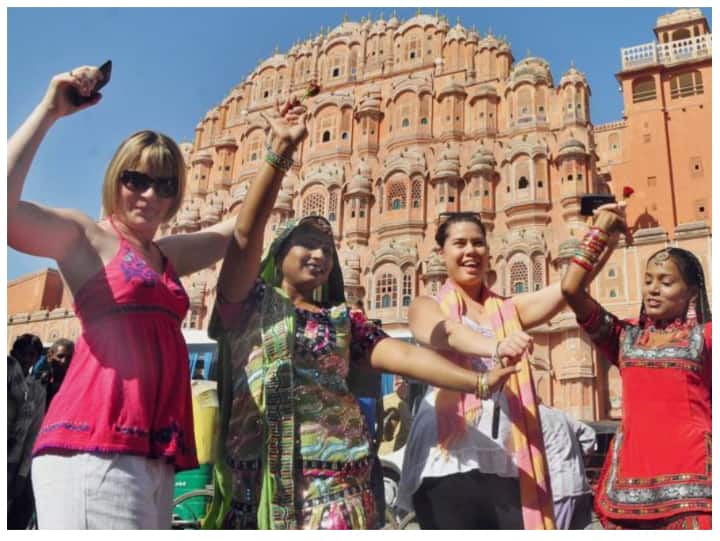जयपुर की संस्कृति, यहां का इतिहास और यहां की प्राचीन कला देखने लायक है. अगर आप जयपुर घूमने का प्लान बना रहे हैं तो इन शानदार किलों को देखना न भूलें और यहां के दाल बाटी चूरमा और घेवर का स्वाद जरूर चखें.
