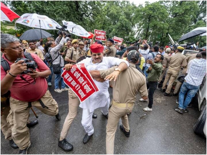 UP Politics: विधान भवन में धरना देने जा रहे सपा विधायकों को रोका गया, पार्टी ने सरकार पर जमकर निकाली भड़ास lucknow samajwadi party protest at legislative assembly could not begin as police stopped its leaders from reaching the spot UP Politics: विधान भवन में धरना देने जा रहे सपा विधायकों को रोका गया, पार्टी ने सरकार पर जमकर निकाली भड़ास