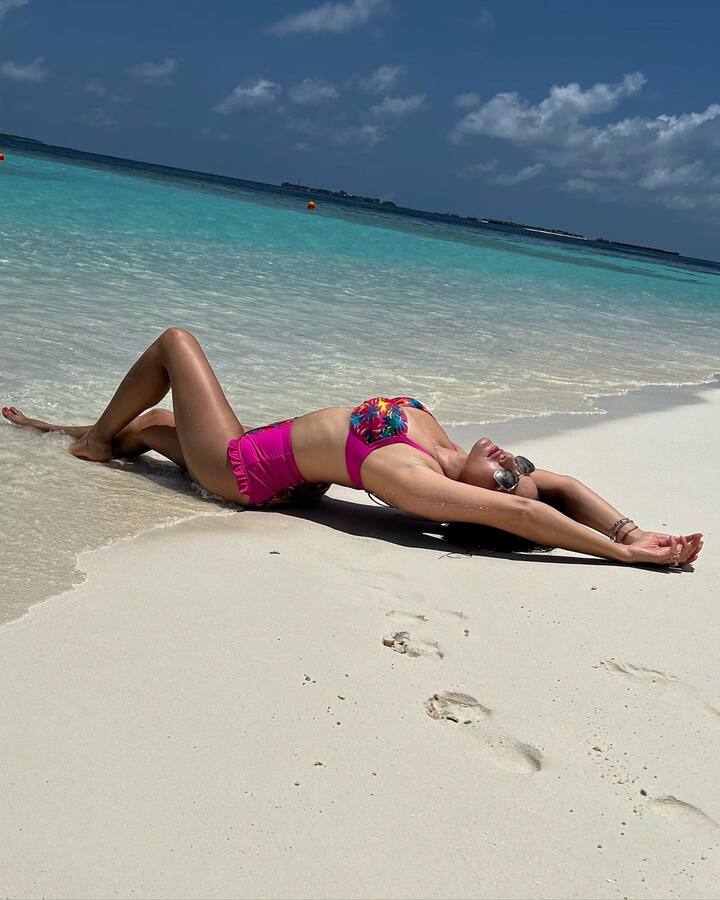 या फोटोंमध्ये सनी लिओनीने पिंक कलरच्या बिकनी लूकमध्ये दिसत आहे.