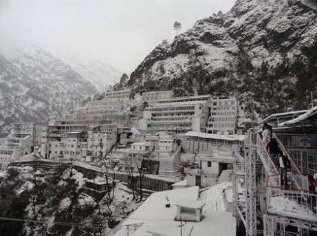IRCTC Vaishno Devi Package: 26 सितंबर से शरदीय नवरात्रि की शुरुआत हो रही है. ऐसे में देवीभक्त मां के दर्शन के लिए वैष्णो देवी (Vaishno Devi) जाते हैं. वहीं अगर आप भी ऐसी ही कोई योजना बना रहे हैं तो IRCTC आपके लिए शानदार ऑफर लेकर आया है. चलिए जानते हैं IRCTC के इस शानदार टूर पैकेज की खास बातें....