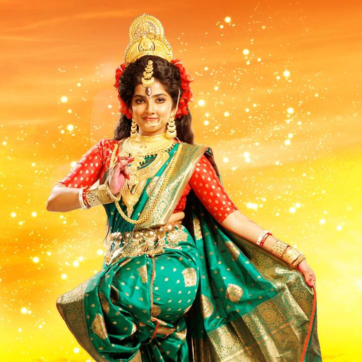 দেবী কুষ্মাণ্ডারূপে সৃজন করেন ব্রহ্মাণ্ড। তাঁর ত্রিনয়ন থেকে সৃষ্টি হয় মহালক্ষ্মী, মহাকালী ও মহাসরস্বতীর। দেবী সিংহবাহিনী, অষ্টভুজা। তাঁর একটি হাত সর্বদাই অভয় মুদ্রায় থাকে। এই দেবীর ভূমিকায় দেখা যাবে 'পিলু' ধারাবাহিক থেকে পিলুকে।