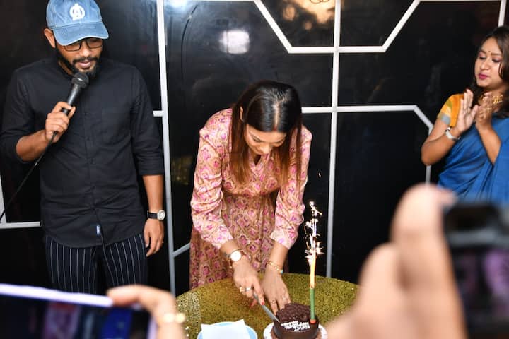 এদিনের অনুষ্ঠানে কেক কেটে জন্মদিনও পালন করেন গায়িকা। সঙ্গী ছিলেন নীলাঞ্জন।
