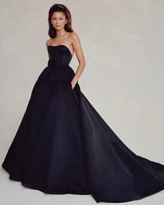 Emmy Awards : கருப்பு கவுனில் கலக்கிய ஜெண்டையா!