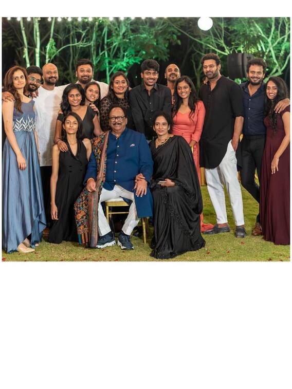 కృష్ణంరాజు ఫ్యామిలీలో ఎవరెవరు ఉన్నారు? - రేర్ పిక్స్‌లో చూడండి