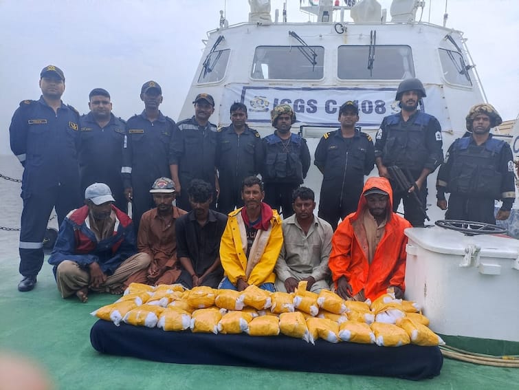 Pakistani crew along with boat are being brought to Jakhau for further investigation: ICG officials Drugs : ડ્રગ્સ મુદ્દે ગુજરાત ATSનું મોટું ઓપરેશન, મધદરિયેથી 200 કરોડના ડ્રગ્સ સાથે પાકિસ્તાની બોટ અને 6 ક્રુ પકડાયા