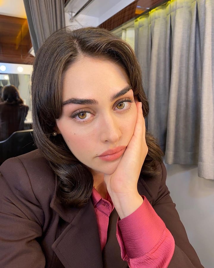 Turkish Actress Esra Bilgic Pics: टर्किश एक्ट्रेस इसरा बिल्जिक (Esra Bilgic) ने साल 2014 में ड्रामा एर्तुरुल गाजी (Ertugurl Ghazi) से अपने करियर की शुरुआत की थी.