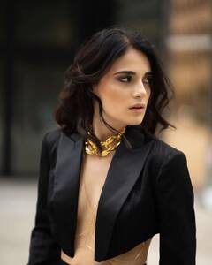 Bold: વિના શર્ટ ક્રૉપ બ્લેઝર પહેરીને Radhika Madanએ બતાવ્યો બૉલ્ડ લૂક, ફેન્સ રહી ગયા જોતા..........