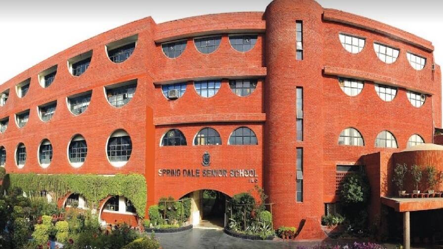 ਸਕੂਲ 'ਚ ਬੰਬ ਧਮਾਕੇ ਦੀ ਧਮਕੀ ਫੈਲਾਉਣ ਵਾਲੇ ਦੋਵਾਂ ਵਿਦਿਆਰਥੀਆਂ ਦੇ ਪਿਤਾ ਗ੍ਰਿਫ਼ਤਾਰ father of the two students who spread the threat of bomb explosion in the school arrested ਸਕੂਲ 'ਚ ਬੰਬ ਧਮਾਕੇ ਦੀ ਧਮਕੀ ਫੈਲਾਉਣ ਵਾਲੇ ਦੋਵਾਂ ਵਿਦਿਆਰਥੀਆਂ ਦੇ ਪਿਤਾ ਗ੍ਰਿਫ਼ਤਾਰ