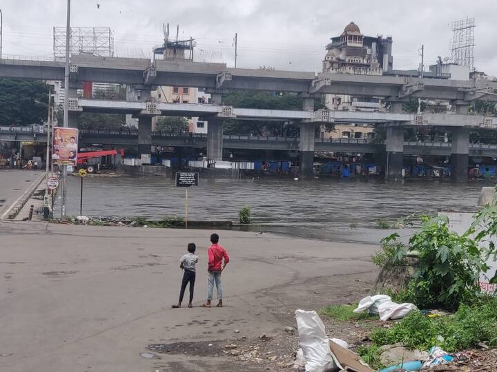 पाण्याचा विसर्ग वाढवण्यात आल्यामुळे नागरिकांना सतर्कतेचा इशारा देण्यात आला आहे.
