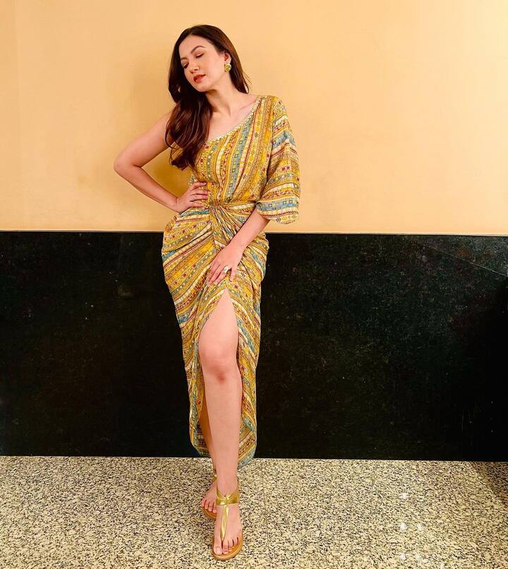 गौहर खान येलो कलर के वन शोल्डर थाई हाई स्लिट ड्रेस में कमाल की लग रही थीं. वर्क फ्रंट की बात करें तो जल्द ही गौहर खान की वेब सीरीज ‘शिक्षा मंडल’ (Siksha Mandal) जल्द ही एमएक्स प्लेयर पर रिलीज होगी.