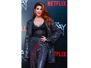 Crystal Grey आउटफिट में Jacqueline Fernandez IIFA 2023 में हुईं स्पॉट | ENT LIVE