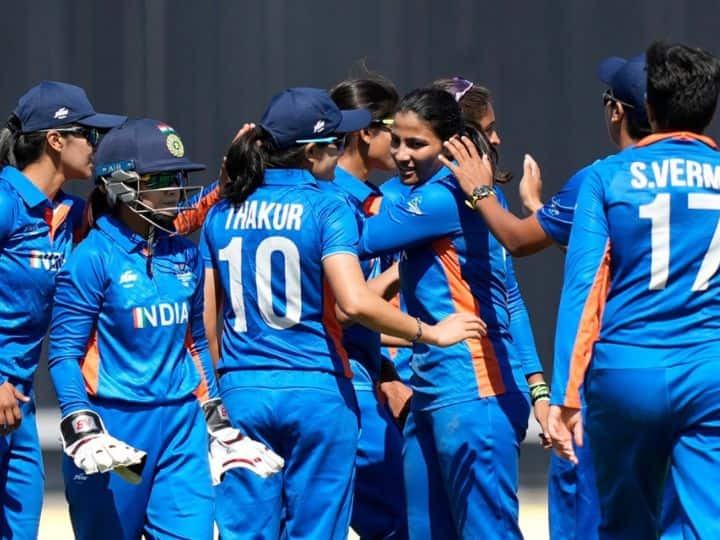 India beat England in second women T20 cricket international sports marathi News IND Vs ENG 2nd T20I Women Cricket: महिला T20 सामन्यात भारताकडून इंग्लंडचा पराभव, स्मृती मंधानाची तुफानी खेळी