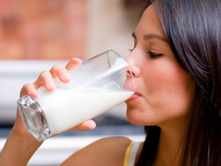 Best Milk In Diabetes How To Control Diabetes Drinks In Diabetes Milk In Diabetes At Night Milk In Diabetes: डायबिटीज में प्लेन दूध न पिएं, इन 3 चीजों को मिलाकर पीने से मिलेगा फायदा