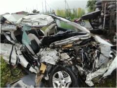 उन्नाव में देर रात ट्रक से भिड़त में कार के उड़े परखच्चे, तीन युवकों ने इलाज के दौरान तोड़ा दम