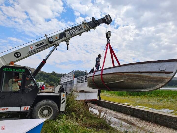 श्रीनगर में सेना के प्रवक्ता ने मीडिया को बताया कि मानसबल झील जम्मू और कश्मीर के एनसीसी कैडेटों के नौसेना प्रशिक्षण के लिए एक बेहतर प्रशिक्षण सुविधा प्रदान करती है पर सुरक्षा कारणों की वजह से 1989 में यहां पर कैडेट्स का प्रशिक्षण बंद कर दिया गया और इन नावों को जम्मू की मानसर झील स्थानांतरित कर दिया. सेना के प्रवक्ता ने कहा कि पहले यहां पर पूरे साल प्रशिक्षण कार्यक्रम चलाया जा सकता था लेकिन कश्मीर से मानसर झील तक बार-बार आना जाना कश्मीर के एनसीसी कैडेट्स के लिए हमेशा बोझिल और हतोत्साहित करने वाला था.