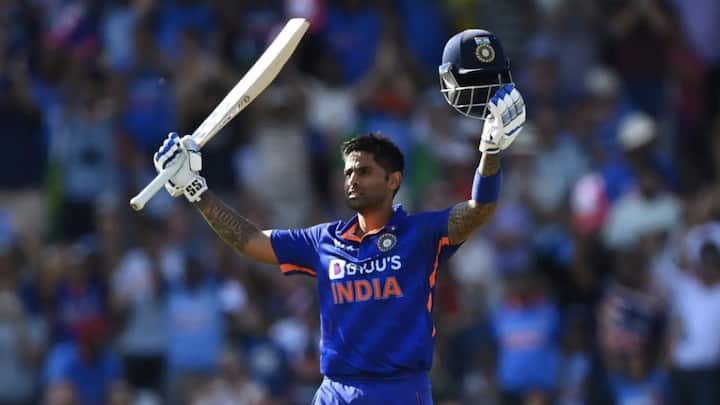 টি-টোয়েন্টির মতো নিজের ওয়ান ডে অভিষেকেও (শ্রীলঙ্কার বিরুদ্ধে) অর্ধশতরান করেন সূর্য।