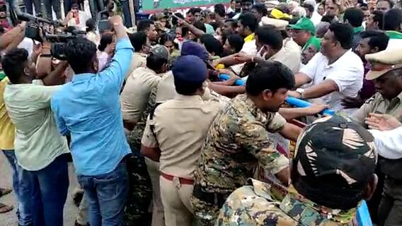 Amaravati Farmers Protest : తెనాలిలో రైతుల పాదయాత్రను అడ్డుకున్న పోలీసులు | DNN | ABP Desam
