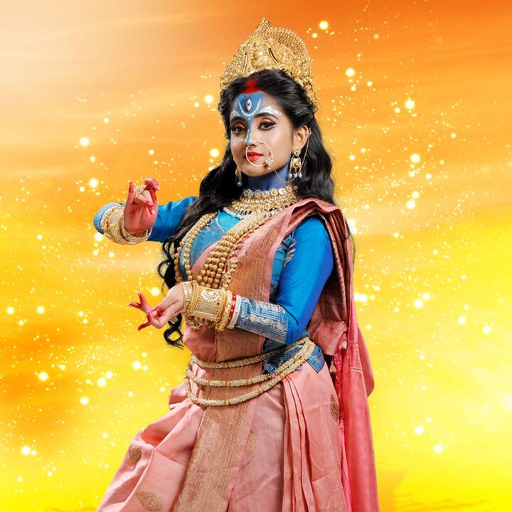 সিংহবাহিনী দেবী জয়দুর্গা কৃষ্ণবর্ণা, চতুর্ভুজা। শক্তির মূল উৎসে এই দেবীর অধিষ্ঠান। দেবীর সঙ্গে থাকেন তাঁর সখীদ্বয় জয়া ও বিজয়া। দেবী জয়দুর্গার দুই রূপে দেখা যাবে 'মিঠাই' ধারাবাহিক থেকে মিঠাইকে।