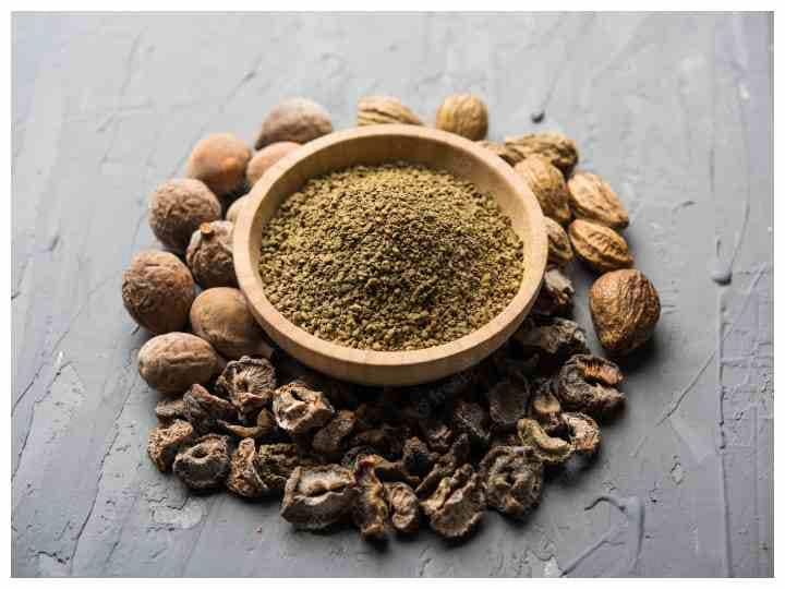 काले धब्बे हटाने के लिए त्रिफला चूर्ण में दूध को मिक्स करके चेहरे पर लगाएं. इससे काले धब्बे दूर हो सकते हैं. (Photo - Freepik)