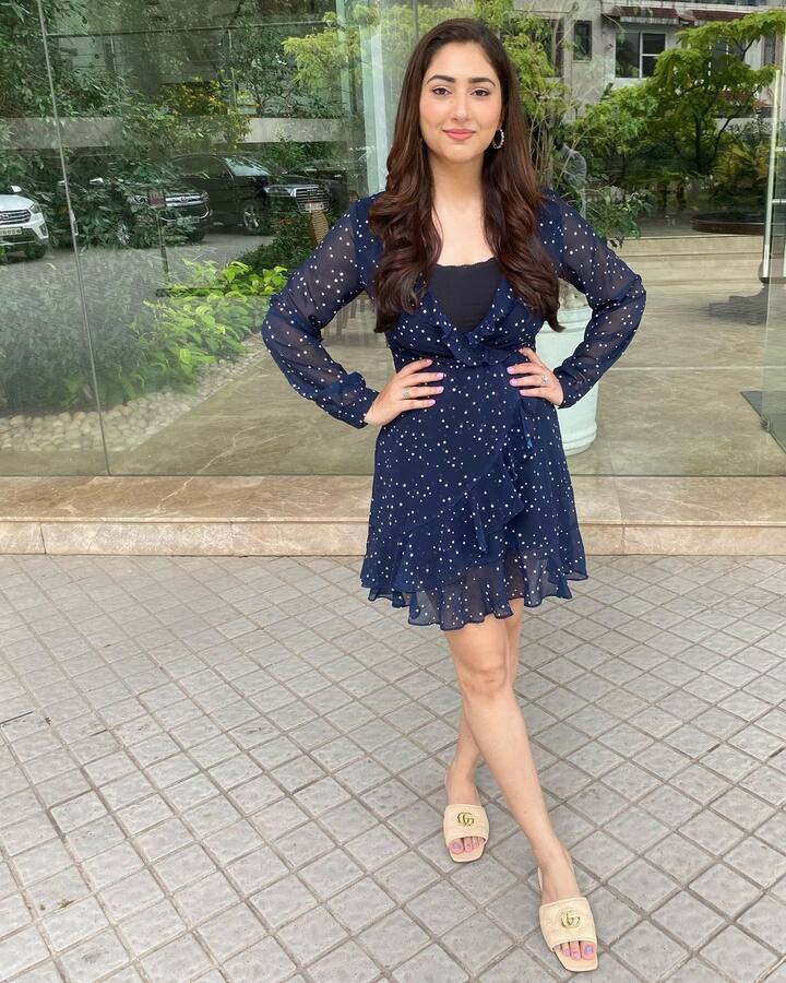 इन तस्वीरों को शेयर करते हुए दिशा परमार ने कैप्शन में लिखा है, “Cute-ish.” उनके इस पोस्ट पर ‘बड़े अच्छे लगते हैं 2’ के को-स्टार नकुल मेहता ने कमेंट किया, “Quite- ish.”