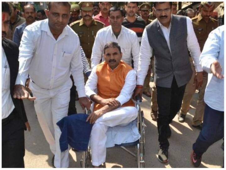 Chandauli massacre: चंदौली सामूहिक नरसंहार में पूर्वांचल के माफिया बृजेश सिंह को हाई कोर्ट ने किया तलब, आज होना होगा पेश In the Chandauli massacre the mafia of Purvanchal Brijesh Singh was summoned by the High Court will be presented today Chandauli massacre: चंदौली सामूहिक नरसंहार में पूर्वांचल के माफिया बृजेश सिंह को हाई कोर्ट ने किया तलब, आज होना होगा पेश