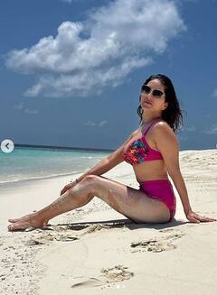 Sunny Leone: ਪਿੰਕ ਫਲੋਰਲ ਬਿਕਨੀ 'ਚ ਸੁਪਰ ਬੋਲਡ ਦਿਖੀ ਸੰਨੀ ਲਿਓਨ, ਸਮੁੰਦਰ ਦੇ ਕੰਢੇ 'ਤੇ ਦਿੱਤੇ ਪੋਜ਼