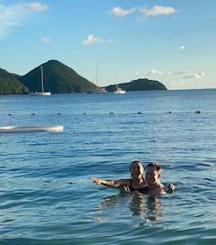 Preity Zinta Pics : समंदर में पति के साथ बिकिनी में मस्ती करती दिखीं प्रीति जिंटा, देखें कपल की रोमांटिक फोटोज