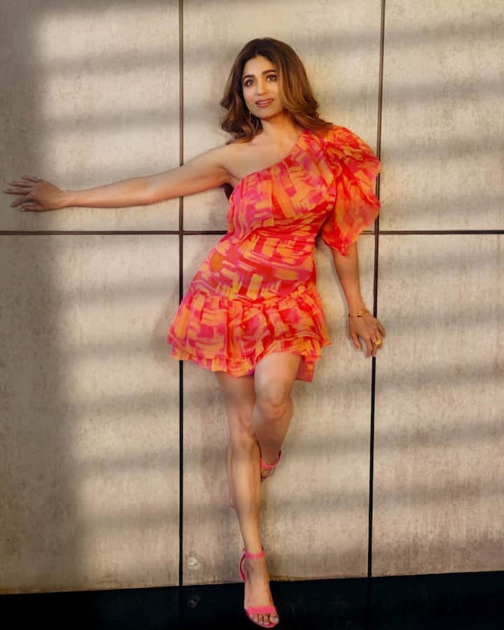 ‘बिग बॉस 15’ (Bigg Boss 15) में अपना जलवा बिखेर चुकीं शमिता शेट्टी सोशल मीडिया पर आए दिन अपनी ग्लैमरस तस्वीरें शेयर करती रहती हैं.